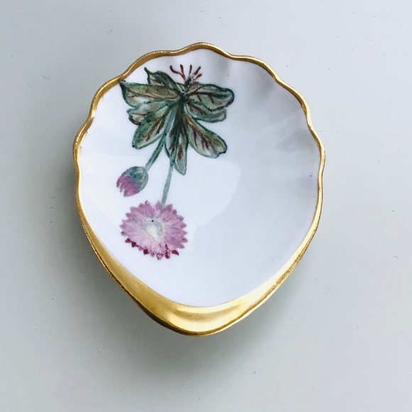 Vintage small scallop shaped hand painted porcelain pin dish - Picture 3 of 7